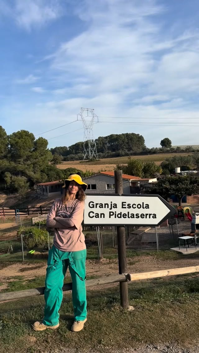 🎄 Activitat de Nadal, en busca del Tió perdut✨
La mama Tiona de Can Pi de la Serra ha perdut els seus petits tions pel bosc màgic... i necessita l’ajuda de tots els nens i nenes per trobar-los! 🌲
Coneix la Mama Tiona, prepara un boníssim dinar per ella i el seu fill amb un trosset de pa ben esmicolat, un morter i una mà de morter (us ho donem nosaltres), segueix els barrets màgics que et guiaran fins al bosc màgic on s’amaguen els tions, troba’ls, dona’ls energia i emporta-te’ls a casa! ✨🎁
Tenim dues opcions:
1️⃣ Portar el vostre Tió de casa i amagar-lo vosaltres mateixos al bosc màgic
2️⃣ Comprar un mini Tió a la granja (amb reserva prèvia)
🎟 Preu: 9,50 € per persona a partir d’1 any
Inclou:
🐮 Visita guiada + toca-toca
🐴 Volta en poni
🎁 Activitat del Tió
🥣 Preparar el menjar del Tió
🏞 Estada a les nostres instal·lacions de 10 h a 18 h
📅 Dates disponibles:
29 i 30 de novembre
6, 7, 8, 13, 14, 20 i 21 de desembre
📲 Reserva la teva entrada a: www.canpidelaserra.es
🌟 Us hi esperem per viure un Nadal màgic en família! 🌟
#CanPidelaserra #GranjaEscola #Cagatió #TióDeNadal #TradicionsCatalanes #NadalCatalà #ExperiènciesEnFamília #PlansAmbNens #ActivitatsEnFamília #NadalEnFamília #CulturaPopular #BoscMàgic #TionsEscapats #MamaTiona #AventuraEnFamília #ActivitatNadalenca #CapDeSetmanaAmbNens #PlansAmbCanalla #Nadal2024 #FentNadal #MàgiaDeNadal #VisitaEnFamília #ChristmasMagic #ChristmasExperience #FarmExperience #FamilyTime