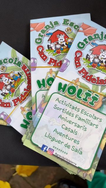 🎄🐑 La màgia del Nadal també es viu a la granja! 🐐🎄El passat dissabte 20 de desembre vam tenir el plaer de participar a la Fira de Nadal de Martorell, a l’Enrajolada, portant una petita part de la Granja Escola Can Pidelasserra a la ciutat 💚Els infants van poder:🐄 Aprendre com es muny una vaca🐑 Conèixer de prop ovelletes i cabretes🐇 Acaronar conillets🌾 Preparar el menjar dels animalsTot plegat acompanyats de les nostres monitores Jenni i Erika, que amb molta il·lusió i dedicació van fer que els nens i nenes s’ho passessin d’allò més bé mentre aprenien 🥰Gràcies a totes les famílies per compartir aquest moment tan especial amb nosaltres. Aprendre tocant, vivint i sentint és la millor manera de créixer 🌱 També agraïr a @museusmartorell  per deixar-nos viure un any més la experiencia🥰📍 Ens veiem ben aviat a la granja!#CanPidelasserra #GranjaEscola #AprendreJugant #FiraDeNadal #Martorell #AnimalsDeGranja #InfantsFeliços #ExperiènciesEnFamília #EducacióViva 🎅✨